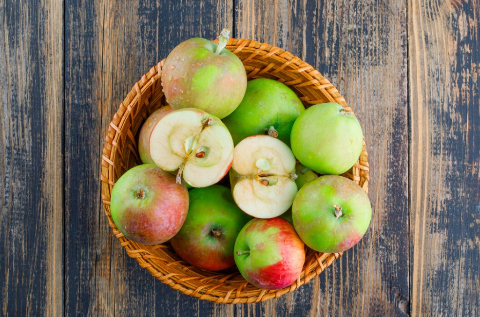 When and how to fertilize apple trees for more fruit: tips for summer residents