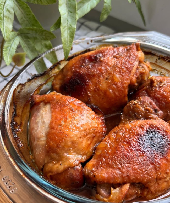 The juiciest chicken thighs in the oven: what to bake them with