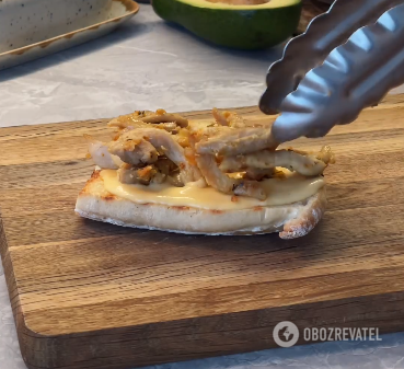 Chicken and caramelized onion sandwich: how to feed your family in a tasty and original way