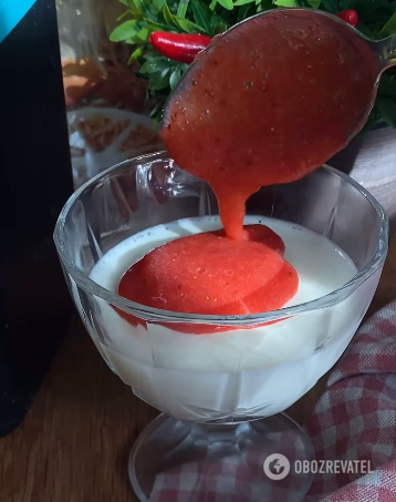 Strawberry panacotta: a simple dessert that everyone loves