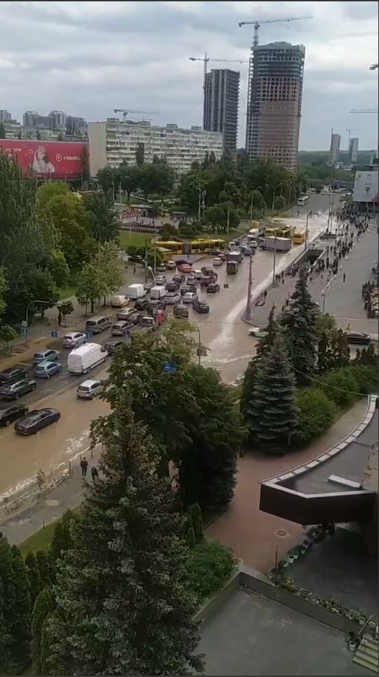 W pobliżu centrum handlowego Ocean Plaza w Kijowie pękła rura.