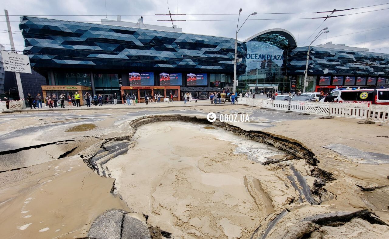 The road turned into a river: a pipe burst near the Ocean Plaza shopping center in Kyiv, details are known. Photos and video