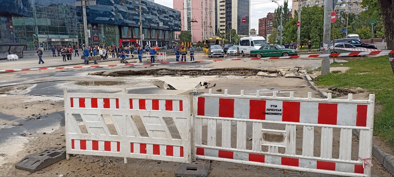 The road turned into a river: a pipe burst near the Ocean Plaza shopping center in Kyiv, details are known. Photos and video