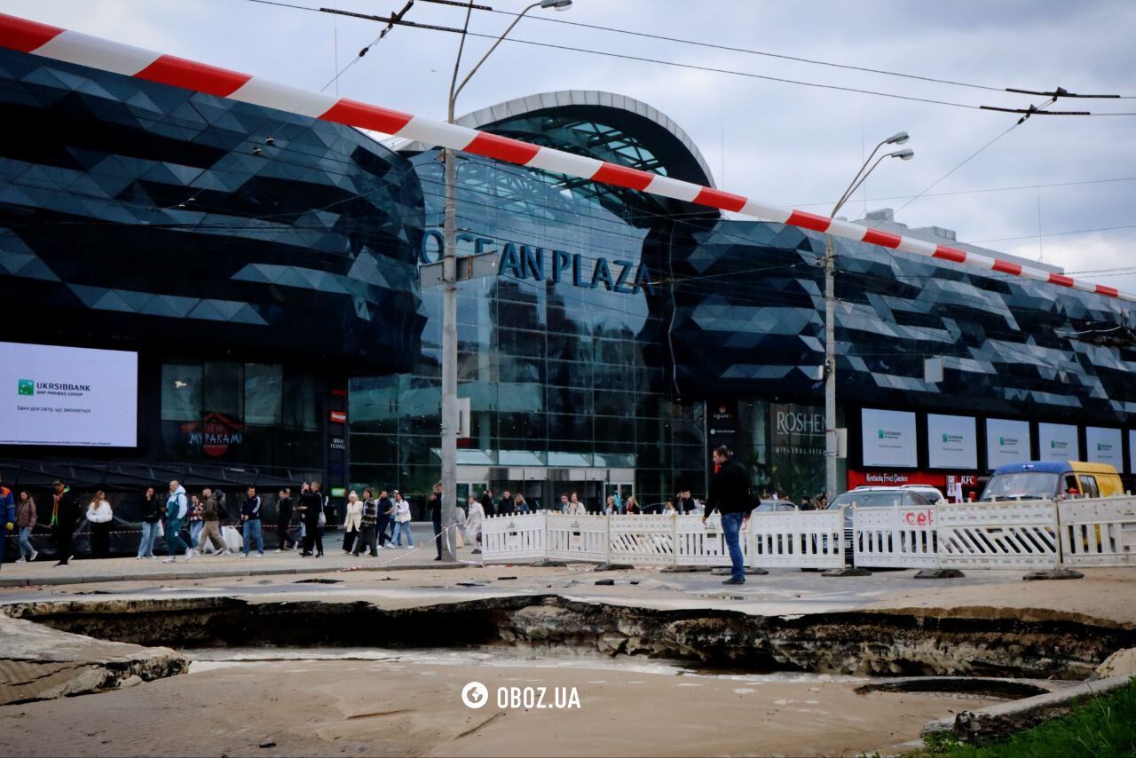 The road turned into a river: a pipe burst near the Ocean Plaza shopping center in Kyiv, details are known. Photos and video