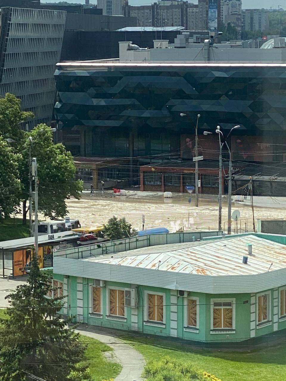 The road turned into a river: a pipe burst near the Ocean Plaza shopping center in Kyiv, details are known. Photos and video