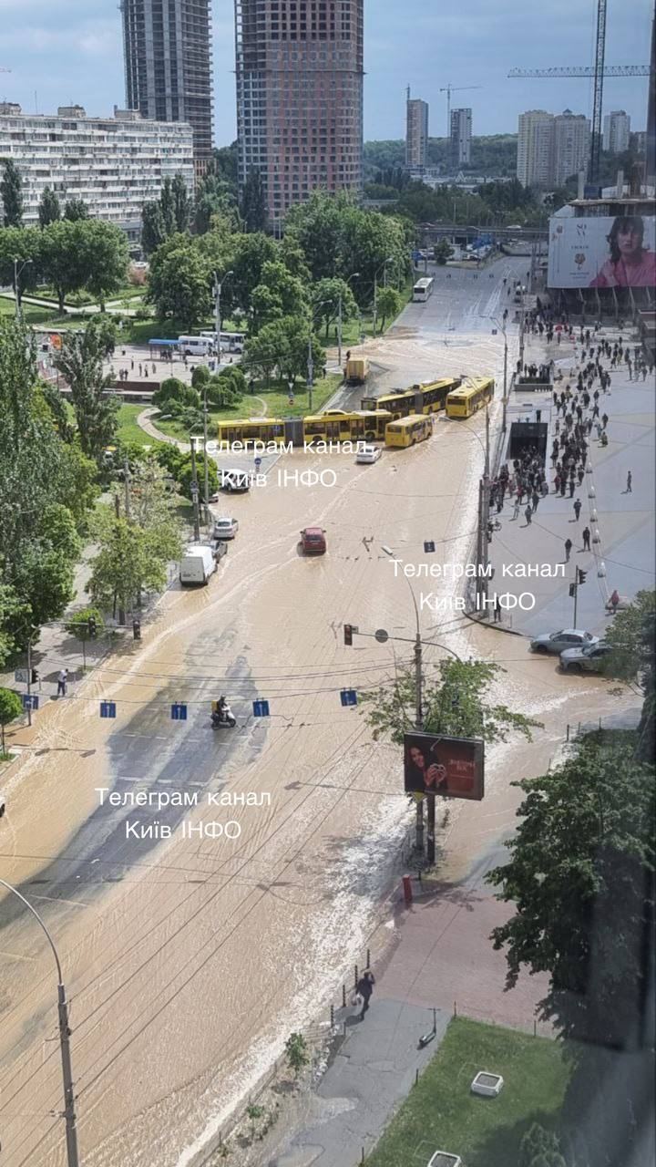 The road turned into a river: a pipe burst near the Ocean Plaza shopping center in Kyiv, details are known. Photos and video