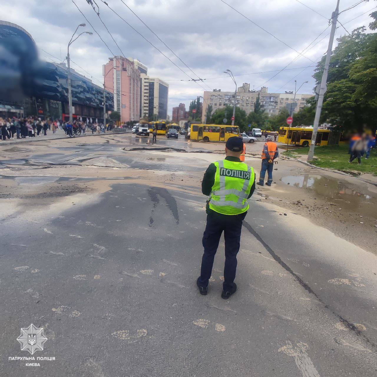 The road turned into a river: a pipe burst near the Ocean Plaza shopping center in Kyiv, details are known. Photos and video