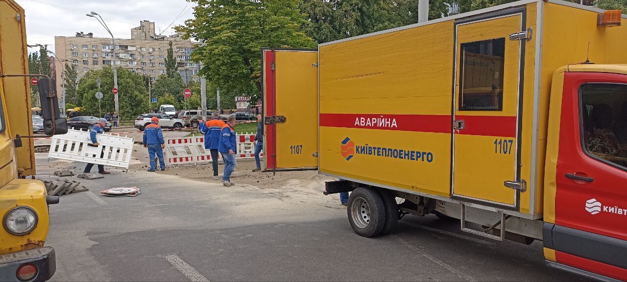 The road turned into a river: a pipe burst near the Ocean Plaza shopping center in Kyiv, details are known. Photos and video