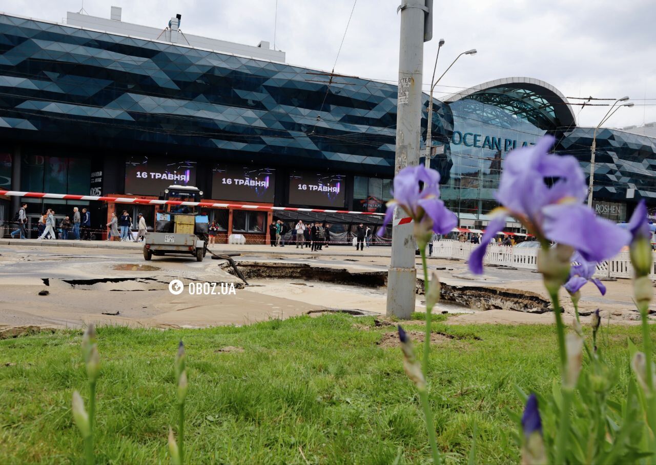 Skutki pęknięcia rury w pobliżu centrum handlowego Ocean Plaza w Kijowie