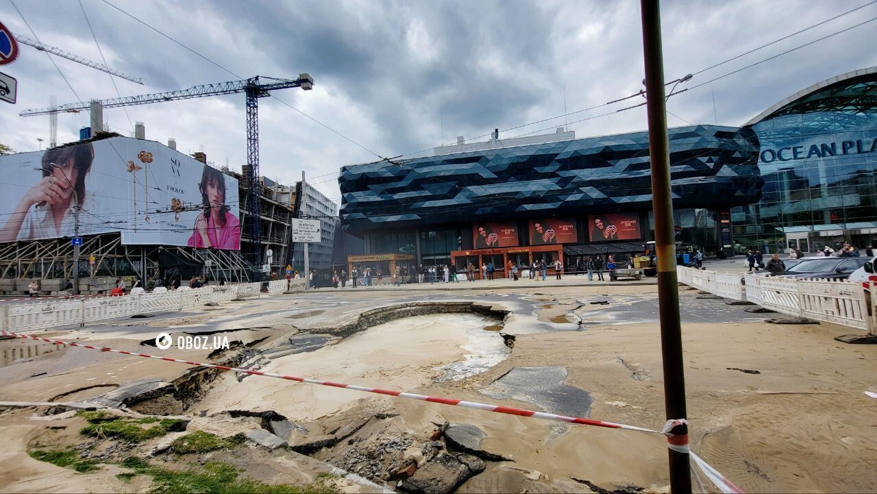 Skutki pęknięcia rury w pobliżu centrum handlowego Ocean Plaza w Kijowie