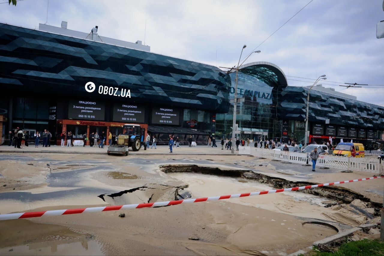 Skutki pęknięcia rury w pobliżu centrum handlowego Ocean Plaza w Kijowie