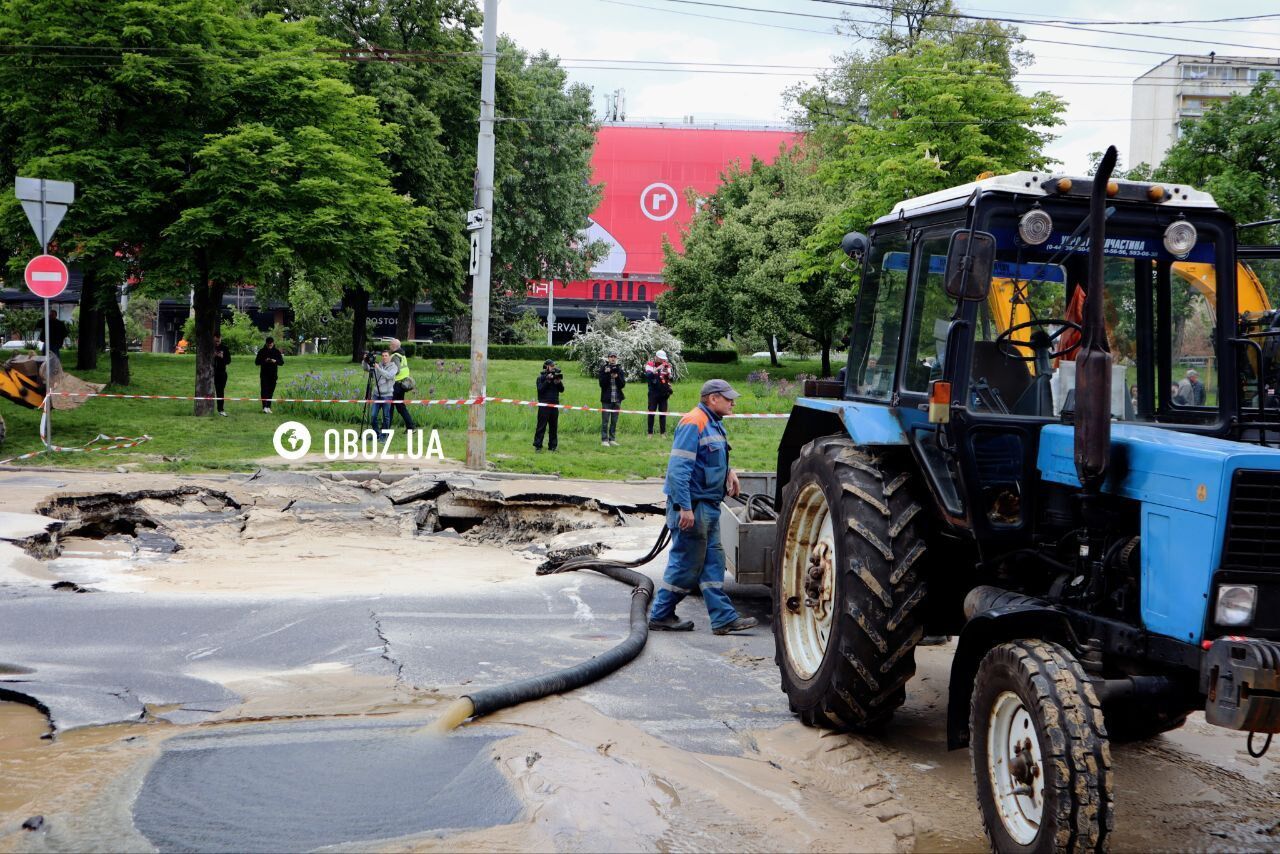 Skutki pęknięcia rury w pobliżu centrum handlowego Ocean Plaza w Kijowie