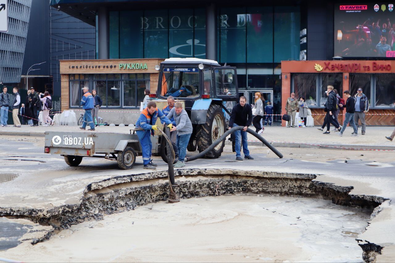 Skutki pęknięcia rury w pobliżu centrum handlowego Ocean Plaza w Kijowie