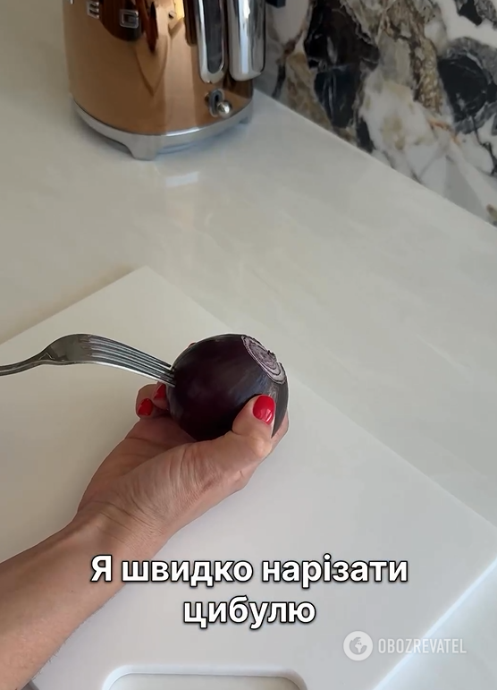 Jak szybko pokroić cebulę, aby uniknąć płaczu: bardzo skuteczna metoda