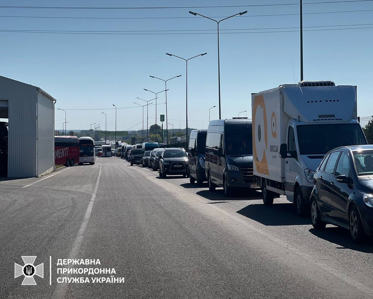 The flow of people and vehicles leaving Ukraine has increased on the Ukrainian-Polish border