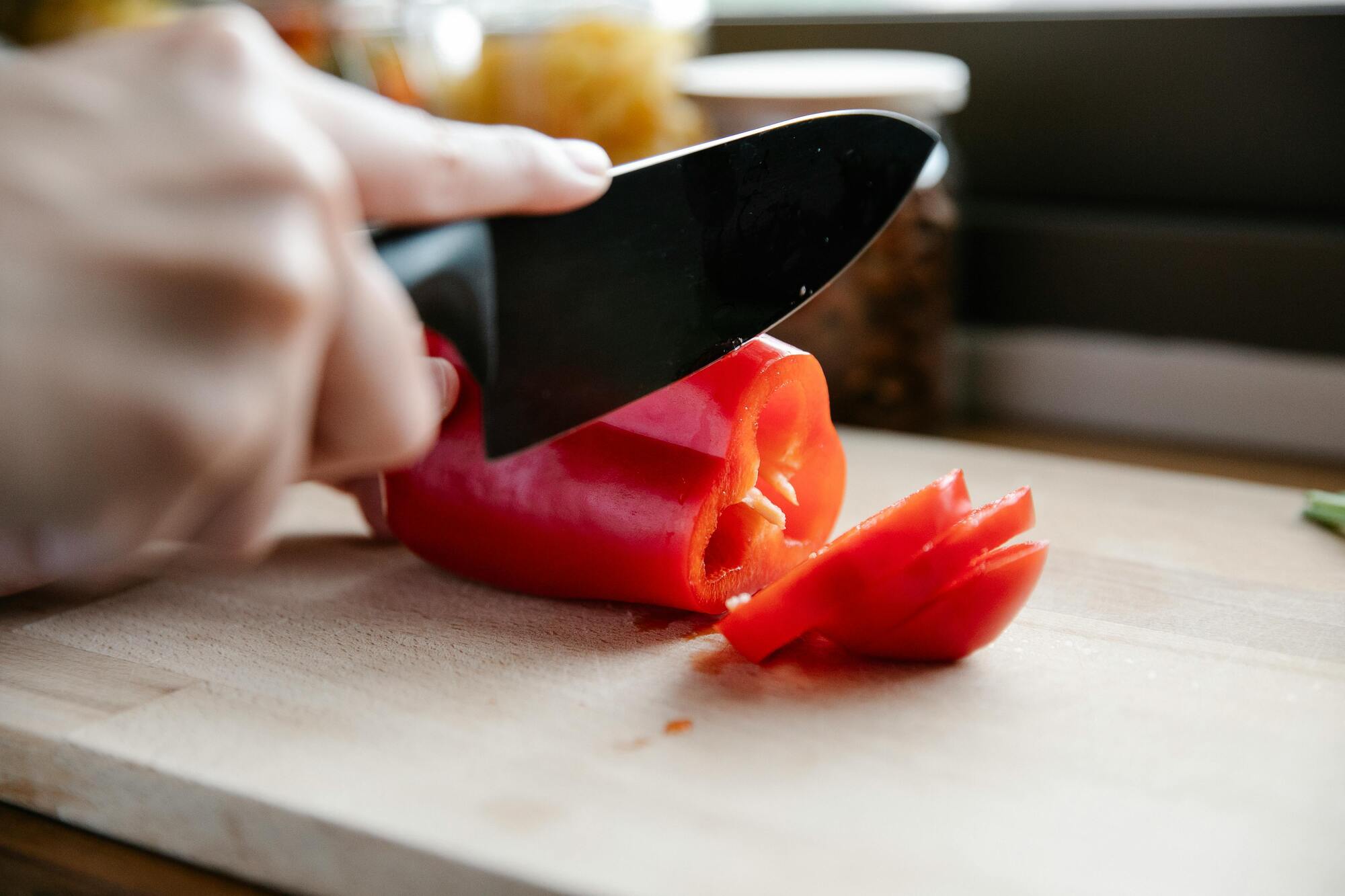How to use kitchen knives correctly