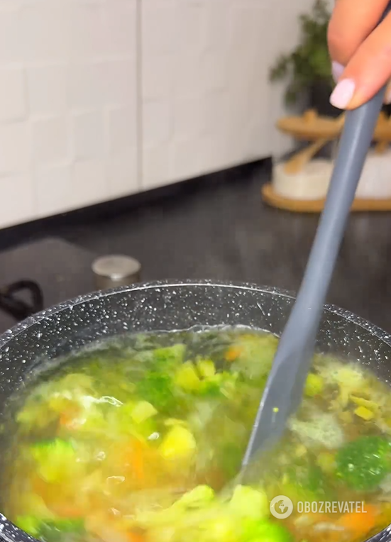 Nowy sposób na zupę z klopsikami na obiad: dodaj śmietanę i brokuły
