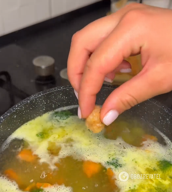 Nowy sposób na zupę z klopsikami na obiad: dodaj śmietanę i brokuły