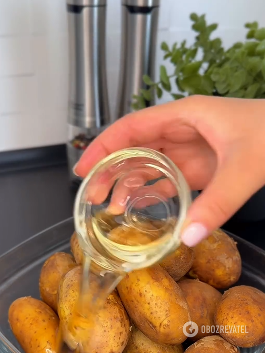 How to bake new potatoes deliciously in the oven: no need to peel