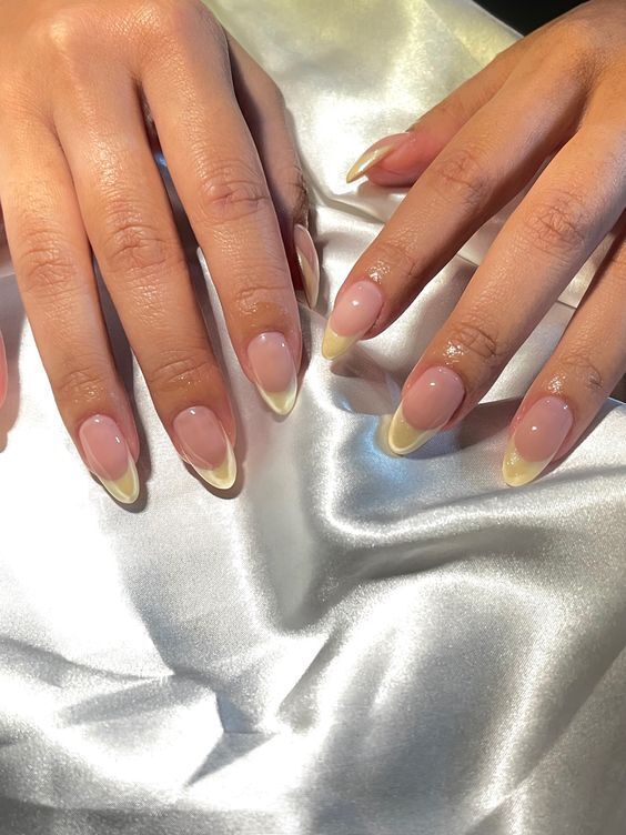 This manicure shade will be the hit of the season: what creamy yellow nails look like. Photo