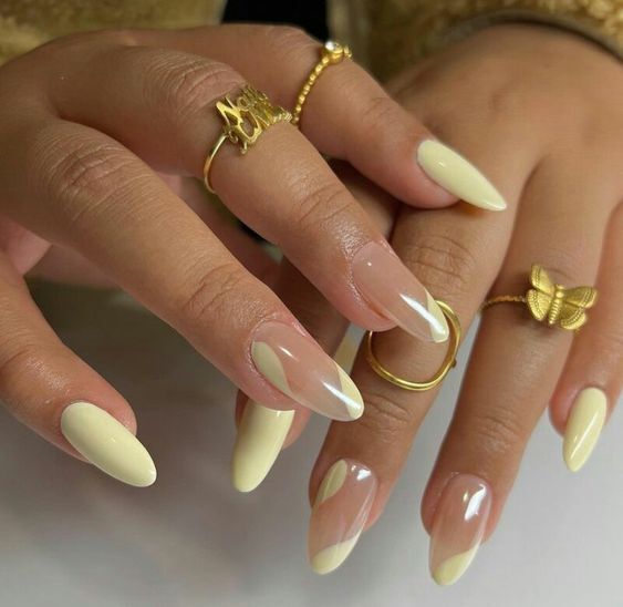 This manicure shade will be the hit of the season: what creamy yellow nails look like. Photo