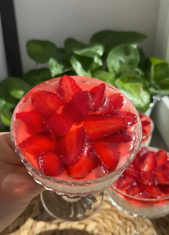 Simple strawberry dessert without baking: very convenient to serve in a bowl