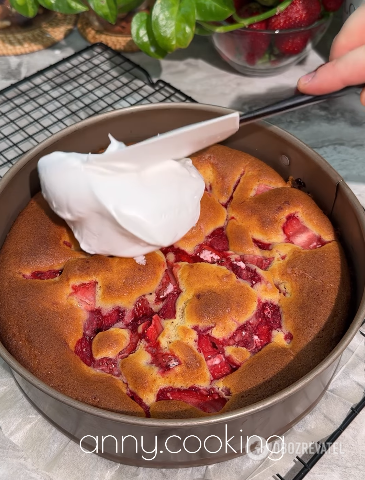 Strawberry pie with meringue: opening the season of the most delicious berry