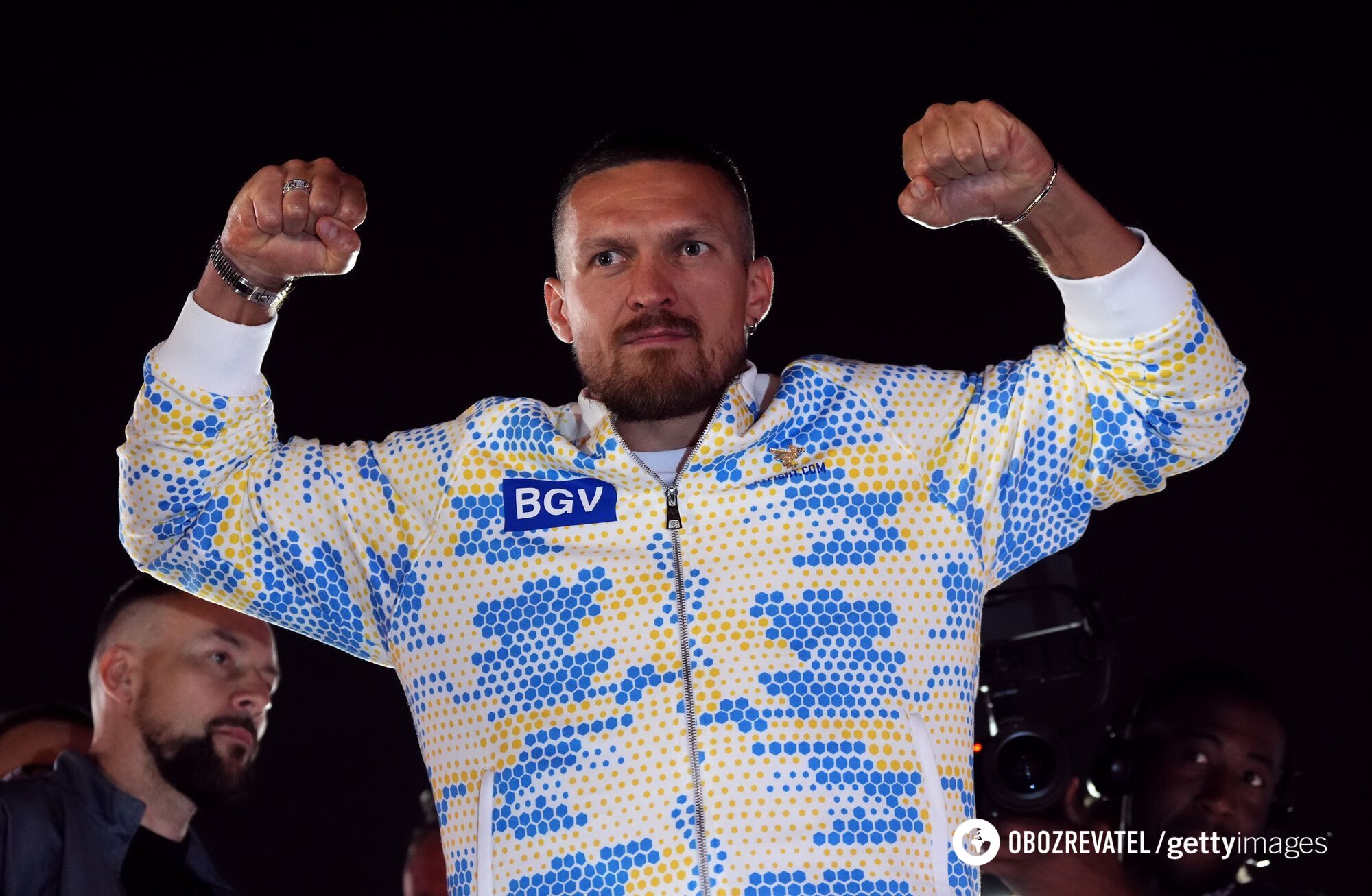 British fan tried to snatch Ukrainian flag from AFU soldier after the weigh-in ceremony of Usyk and Fury. Video