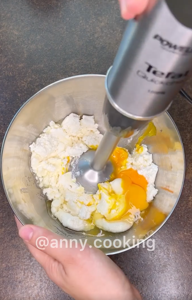 Cottage cheese with eggs for lazy dumplings.
