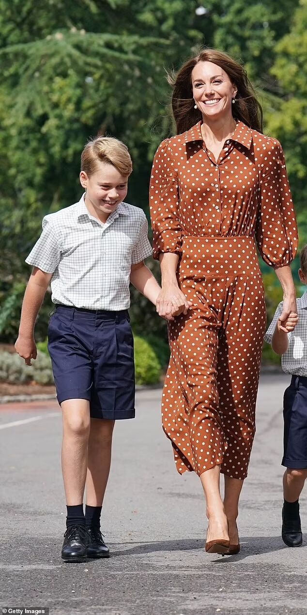 Kate Middleton's eldest son Prince George broke protocol by coming to a meeting with Obama in a bathrobe