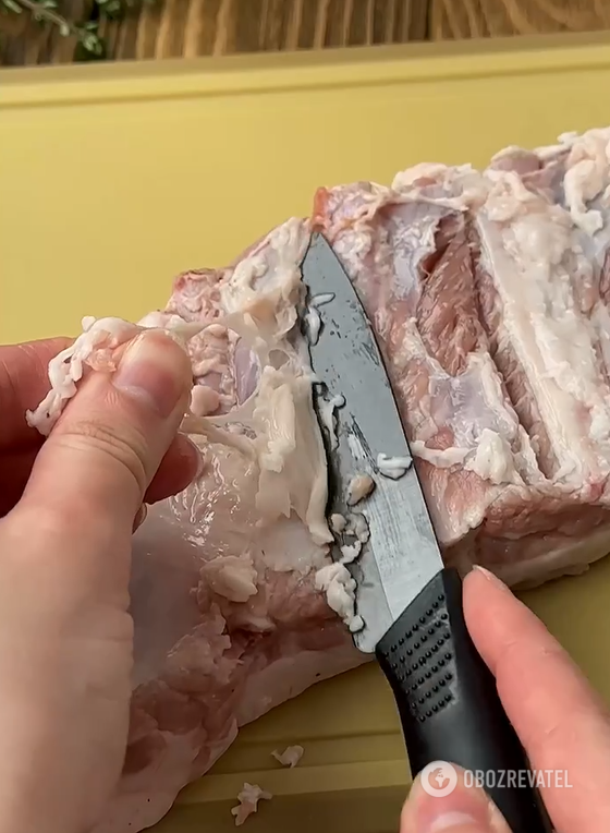 Jak upiec soczyste i chude żeberka w piekarniku: mięso po prostu rozpływa się w ustach