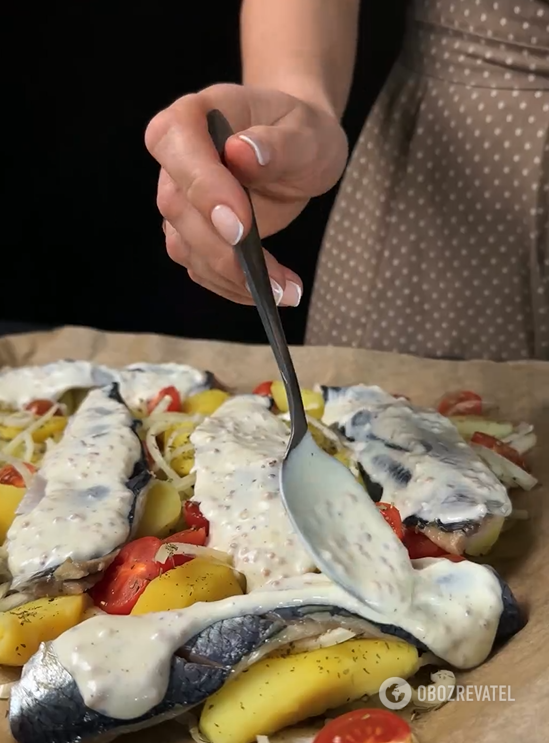 Delicious baked mackerel with potatoes: the fish just melts in your mouth