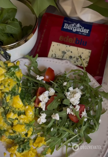 Blue mold spinach and cheese scrambled eggs: how to make a gourmet breakfast in no time