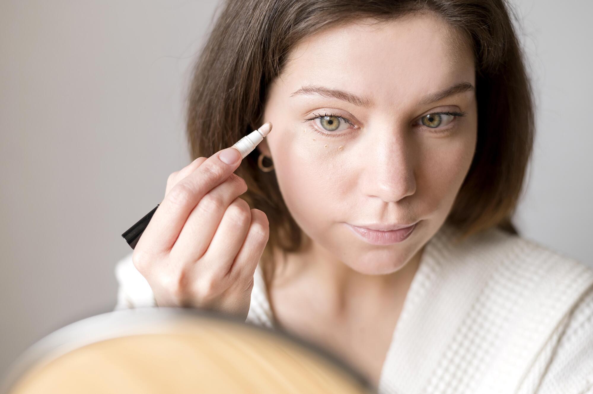 How to make concealer go on smoothly and not get into wrinkles: an ingenious way
