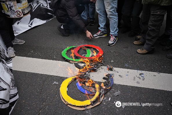 Protestujący spalili kółka olimpijskie w Paryżu. Wideo