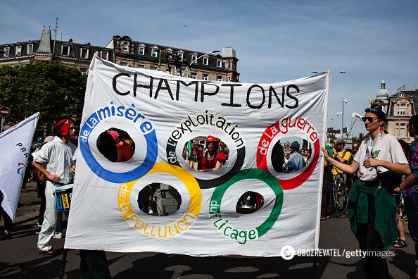 Protesters burned Olympic rings in Paris. Video