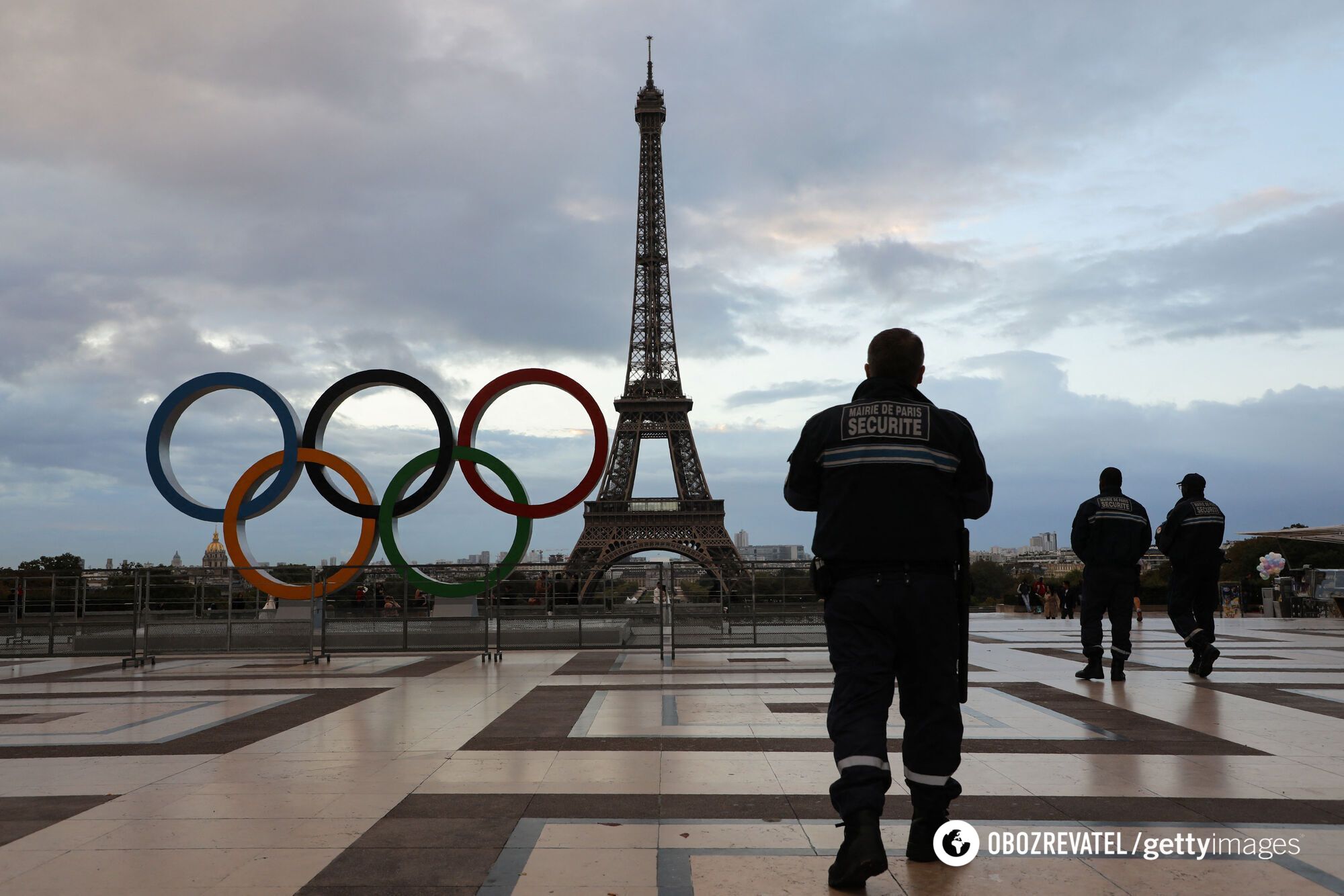 Protestujący spalili kółka olimpijskie w Paryżu. Wideo