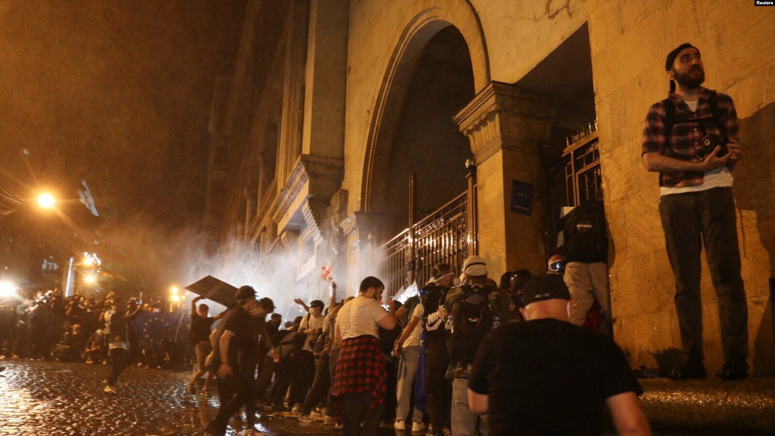 Gruziński parlament przyjął ustawę o ''zagranicznych agentach'' w drugim czytaniu: w Tbilisi trwa akcja protestacyjna. Wideo