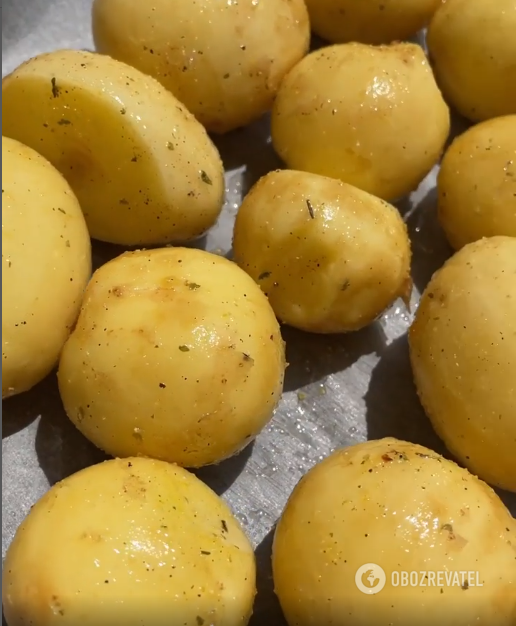 How to cook young potatoes with a crust: no need to cook