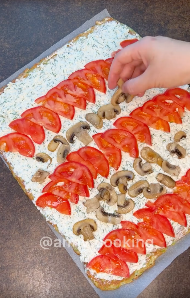 Dodaj grzyby i pomidory do nadzienia.