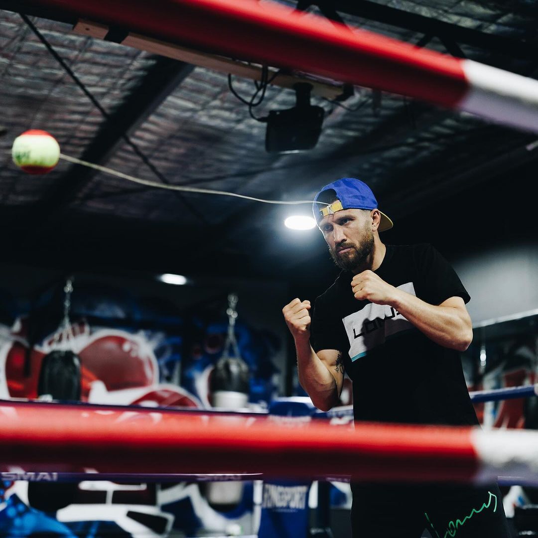 Lomachenko came to a meeting with Ukrainians in Australia wearing a T-shirt with a peace dove. Photo fact