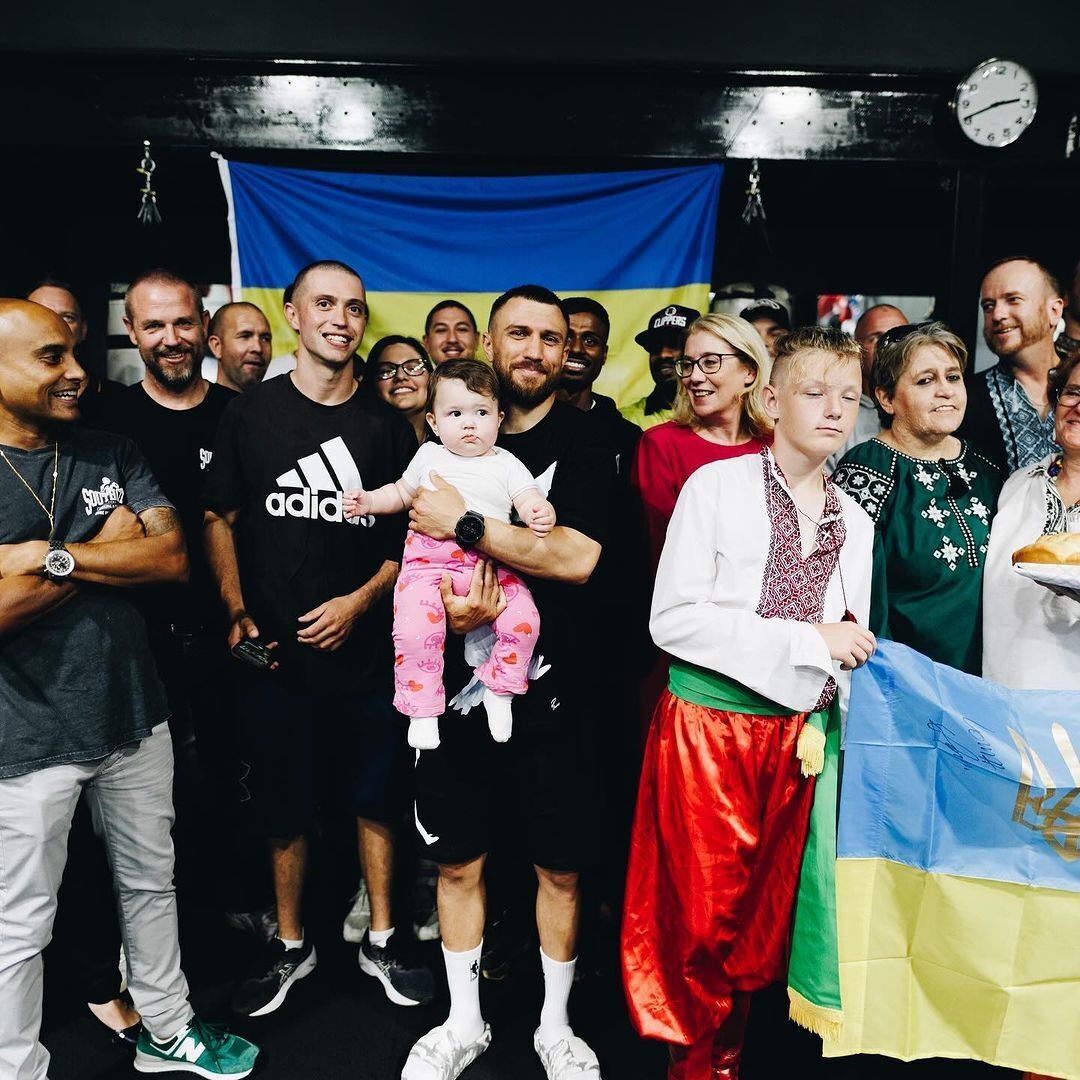 Lomachenko came to a meeting with Ukrainians in Australia wearing a T-shirt with a peace dove. Photo fact