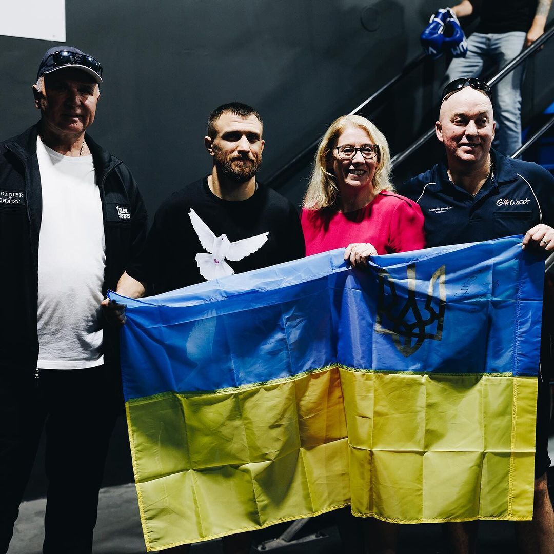 Lomachenko came to a meeting with Ukrainians in Australia wearing a T-shirt with a peace dove. Photo fact