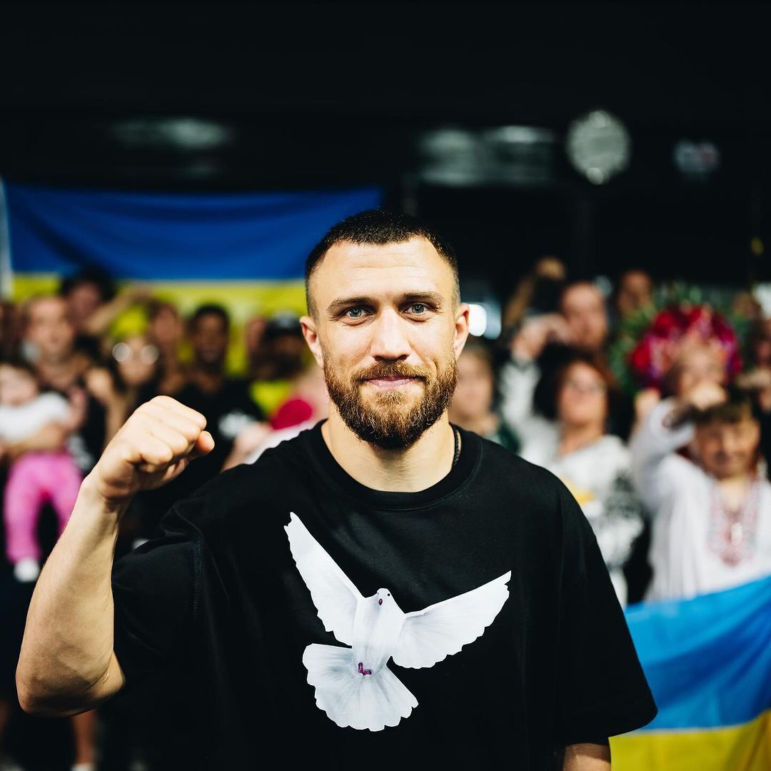 Łomaczenko przyszedł na spotkanie z Ukraińcami w Australii w koszulce z gołąbkiem pokoju. Fot. fakt