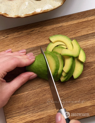 Avocado and strawberry salad for a snack: real summer on a plate