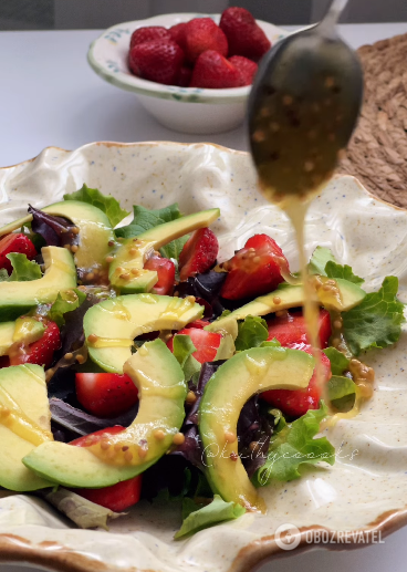 Avocado and strawberry salad for a snack: real summer on a plate