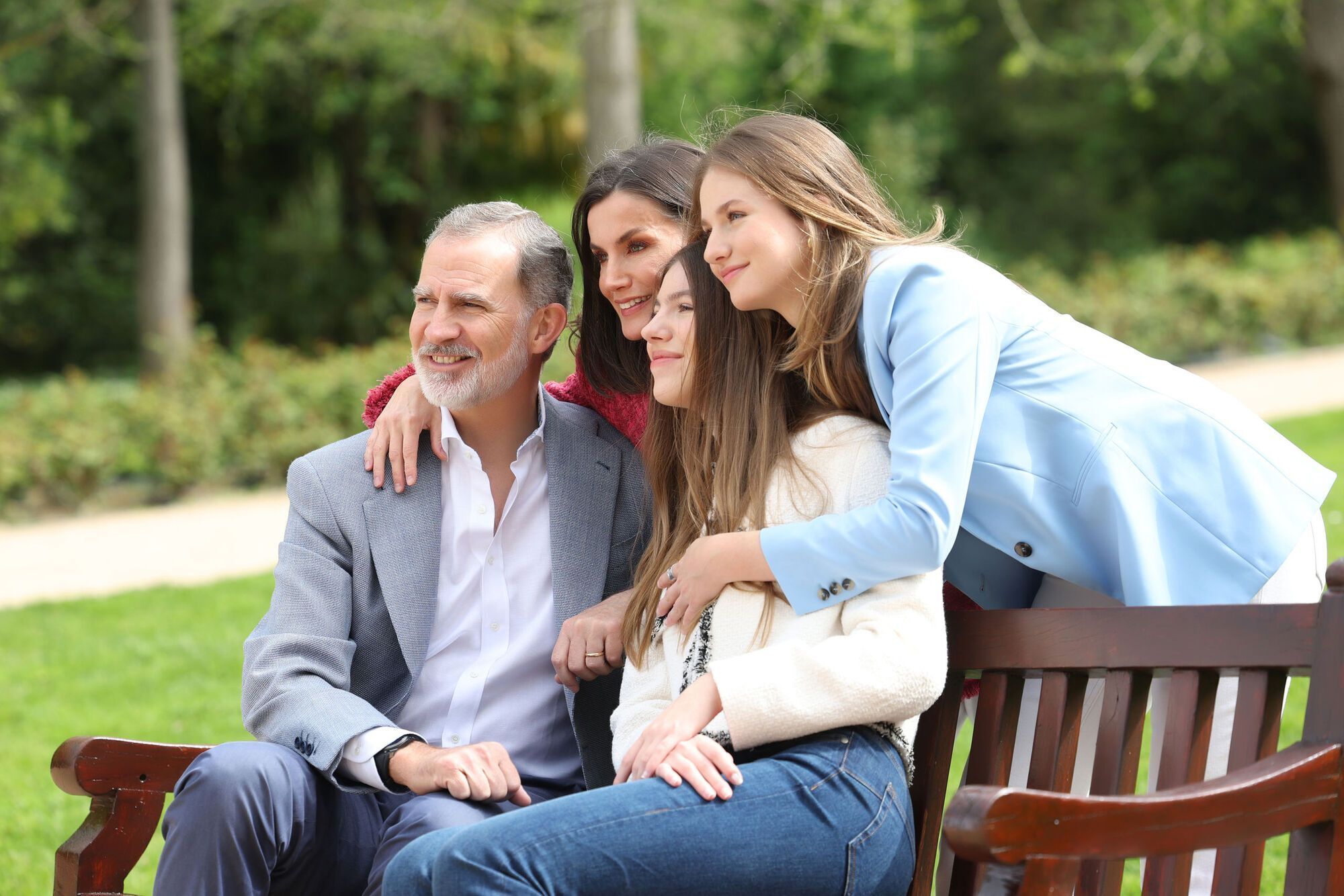 The apogee of tenderness and elegance. King Philip VI and Queen Letizia show family photos with daughters on their 20th wedding anniversary