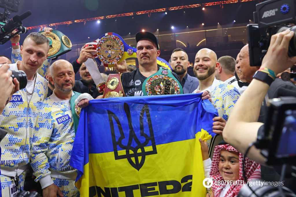 The image of a Cossack, a circus from Tyson and a knockdown: how the Usyk – Fury fight went. Photo report