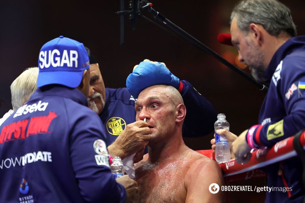 The image of a Cossack, a circus from Tyson and a knockdown: how the Usyk – Fury fight went. Photo report