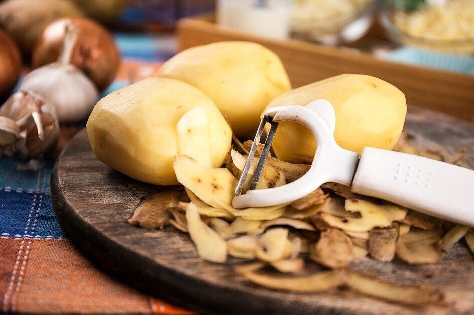 Peeling potatoes for making chips